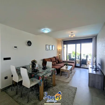 Apartment Sunny 2 Bed Retreat With Pool View Lb86