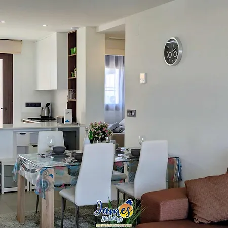 Sunny 2 Bed Retreat With Pool View Lb86