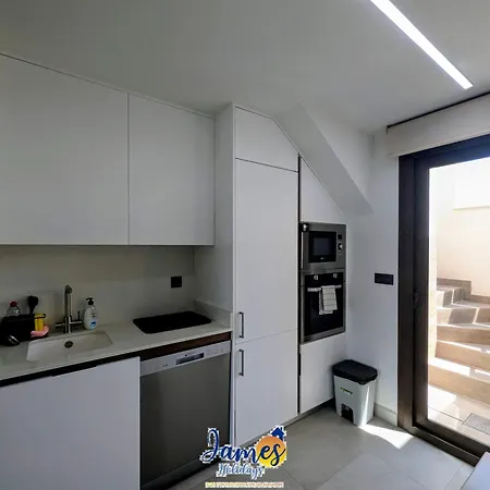 Sunny 2 Bed Retreat With Pool View Lb86 *