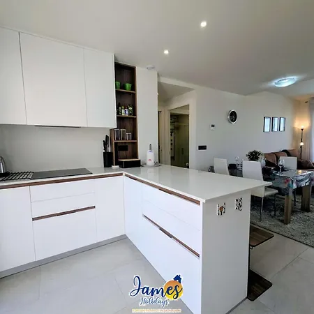 Sunny 2 Bed Retreat With Pool View Lb86 *