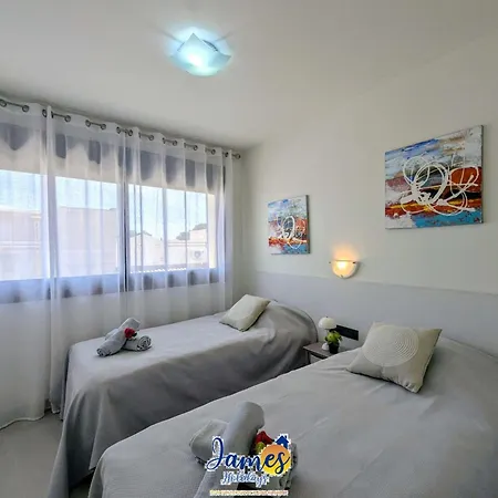 Apartment Sunny 2 Bed Retreat With Pool View Lb86