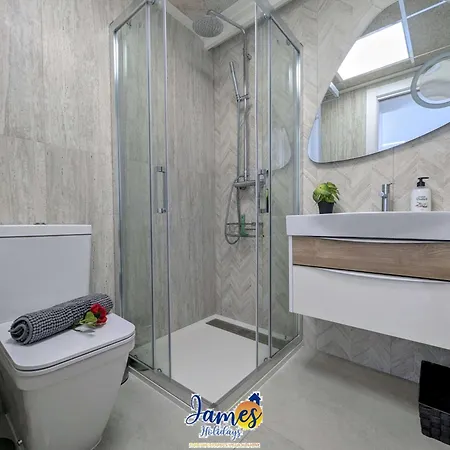 Apartment Sunny 2 Bed Retreat With Pool View Lb86