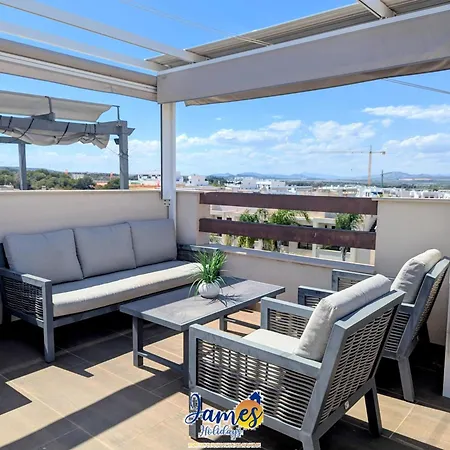 Apartment Sunny 2 Bed Retreat With Pool View Lb86